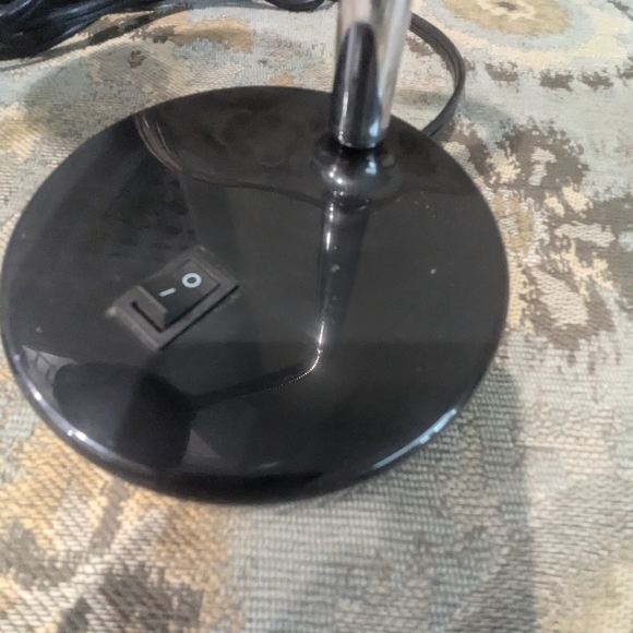 LED Desk lamp with USB port, like new. Bendable Arm - Picture 5 of 6